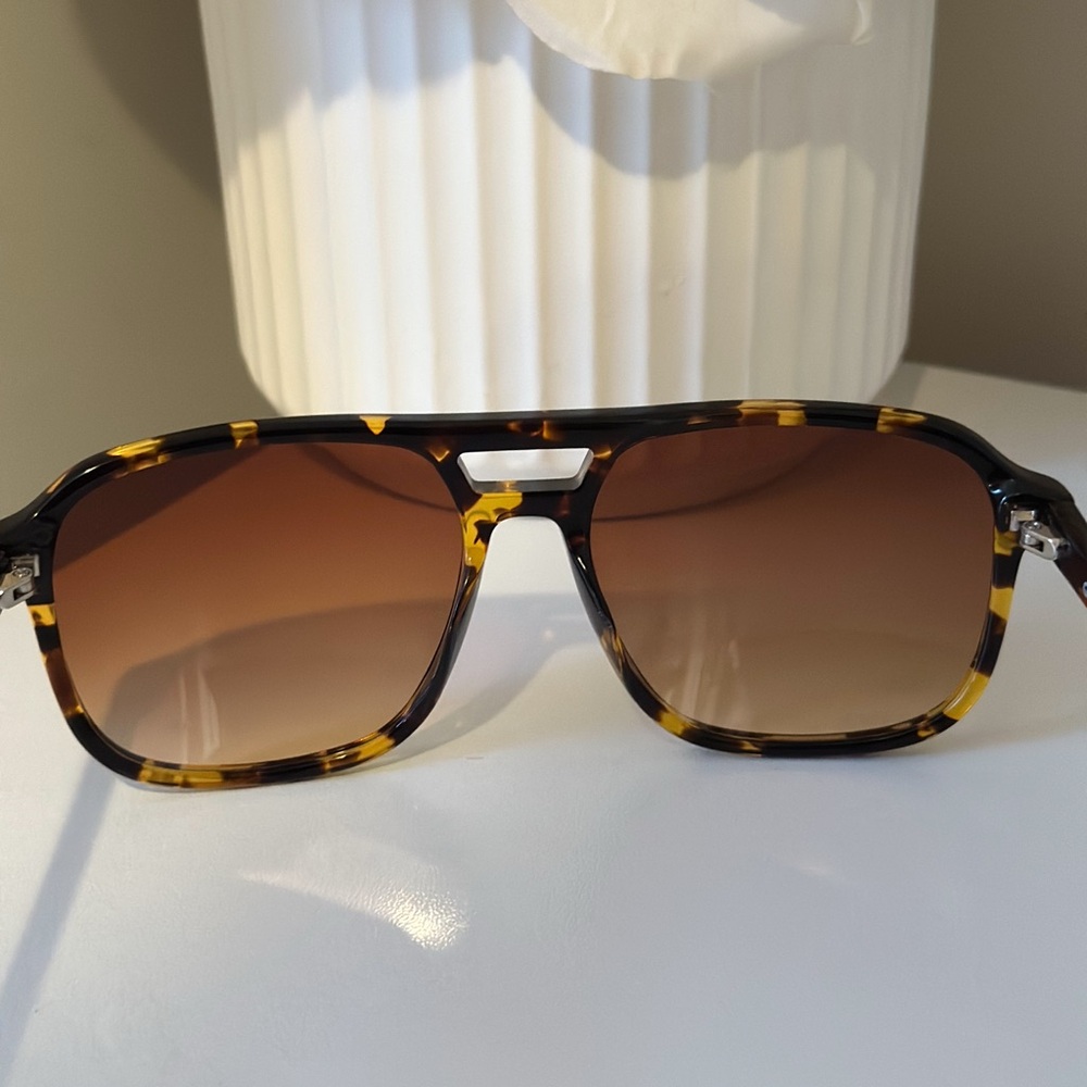 Quay Australia Rectangular Tortoise Sunglasses Br… - image 3